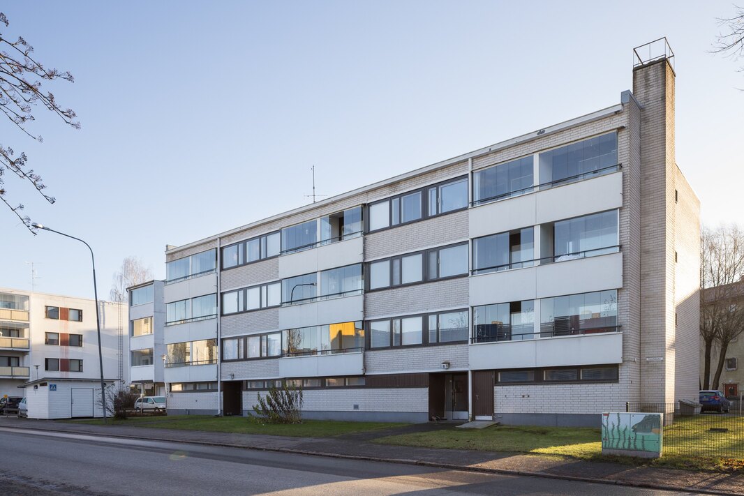 Lasitettu parveke on Huvilakadun suuntaan, luoteeseen.