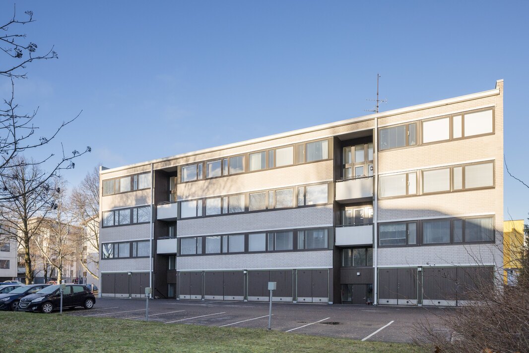 Olohuoneen ja keittiön ikkunat on takapihan puolelle.