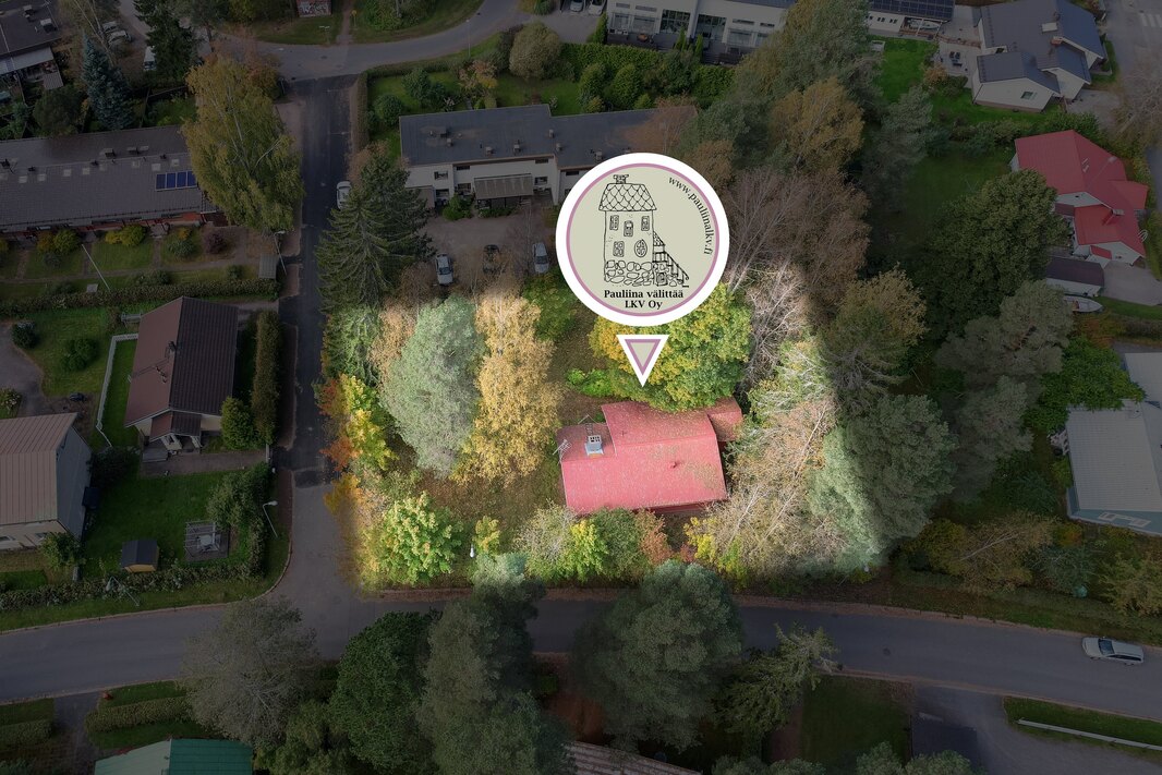 Kulmatontin koko 1349 m2. LÄhin päiväkoti n. 600 m, lähin ala-ja yläkoulu n. 1 km.