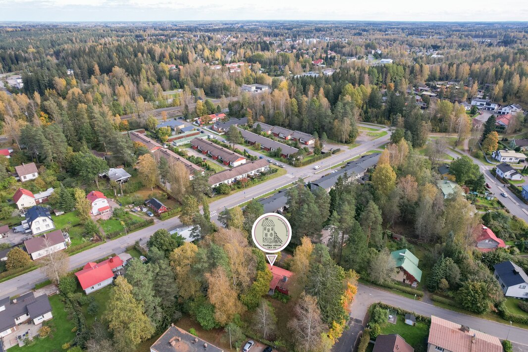 Rautatieasemalle on n. 1,2 km.