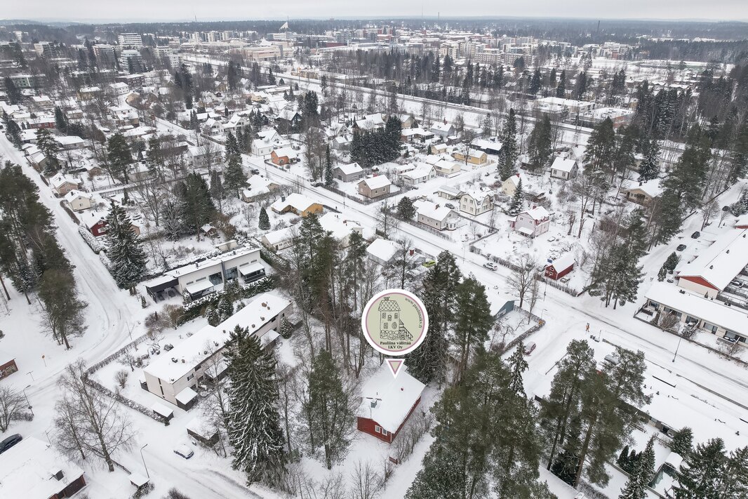 Juna-asemalle on n. 1,2 km.