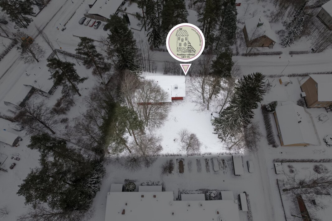 Kulmatontin koko 1349 m2. Lähin päiväkoti n. 600 m, lähin ala-ja yläkoulu n. 1 km.