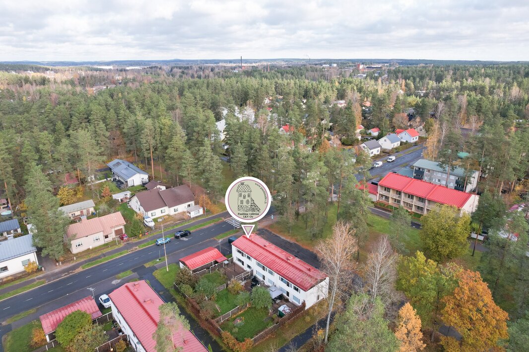 Päiväkoti, ala- ja yläkoulu, lukio ja juna-asema 1,5 km:n säteellä.