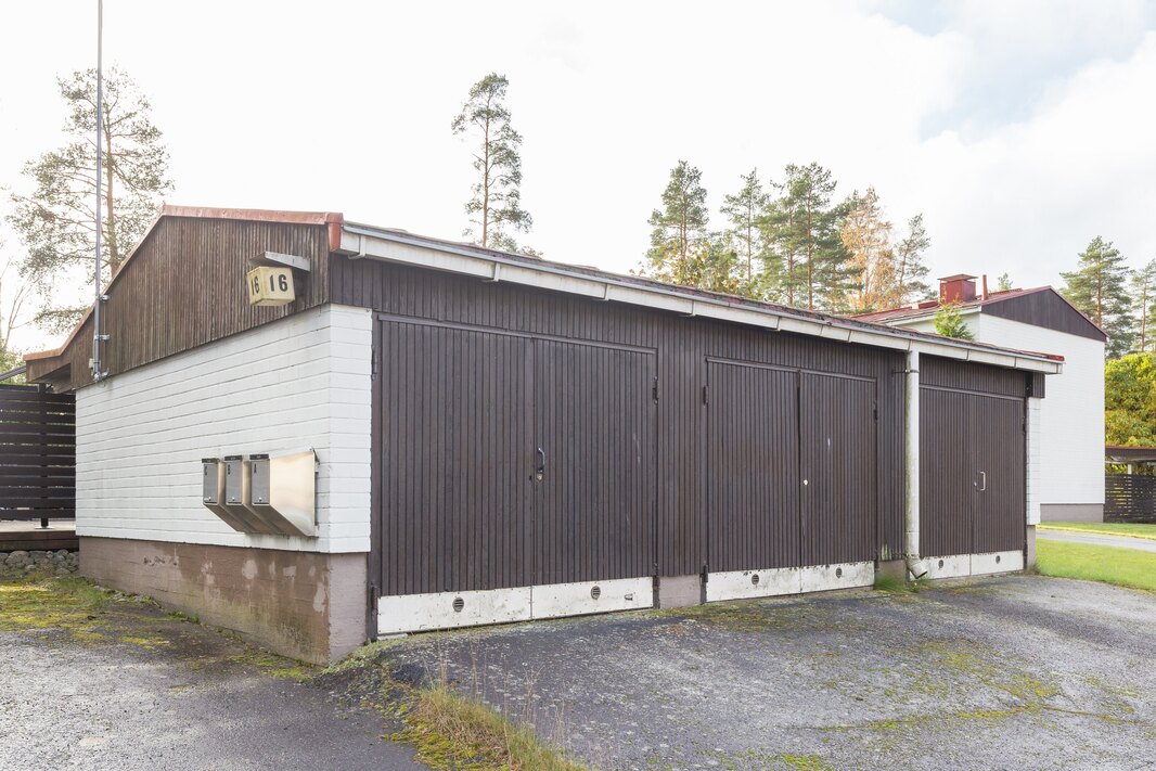 Autotallin osake sisältyy kauppahintaan.