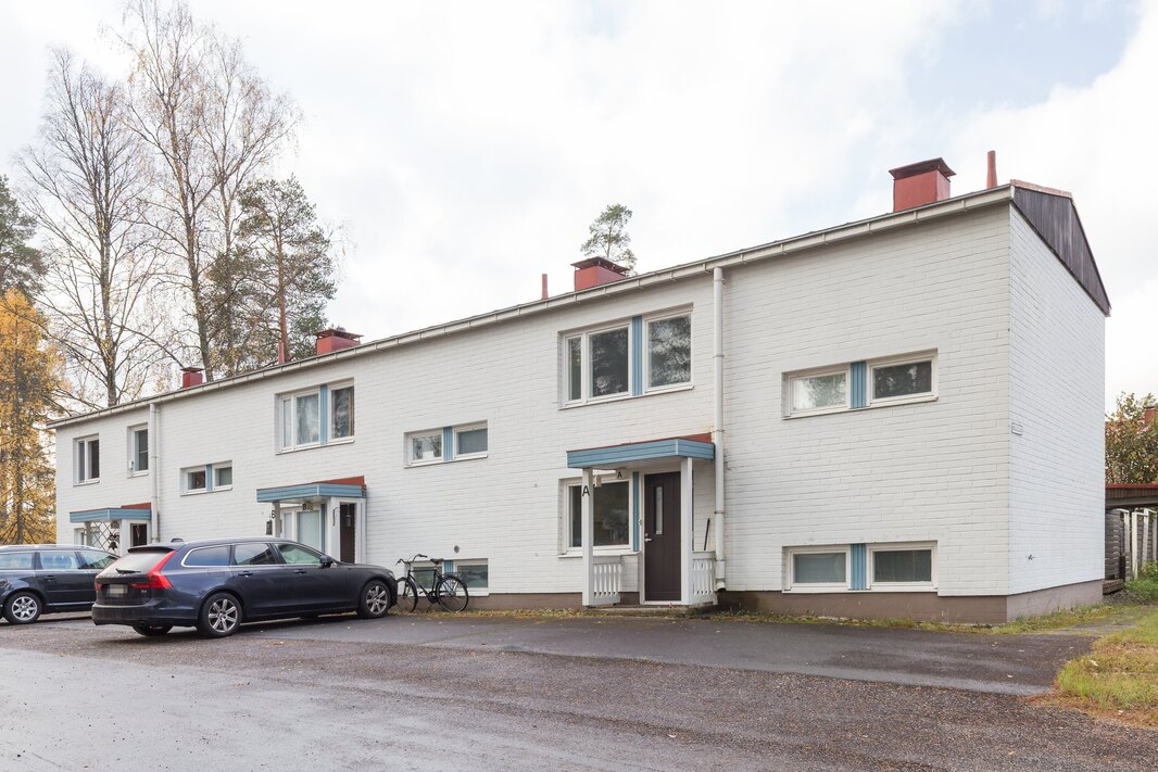 Taloyhtiöön kuuluu 4 taloa, jossa kussakin 3 asuntoa.