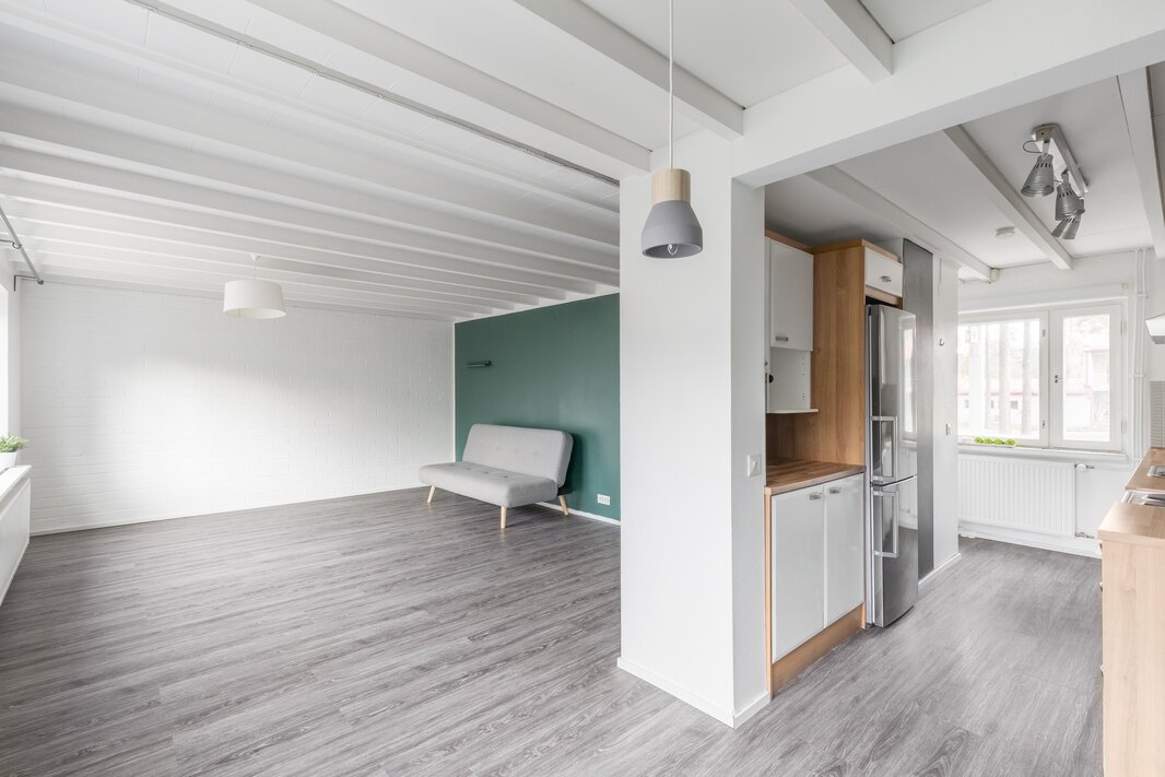 Ruokailutila ja olohuone on yhtenäistä tilaa, keittiö on omassa taskussaan.