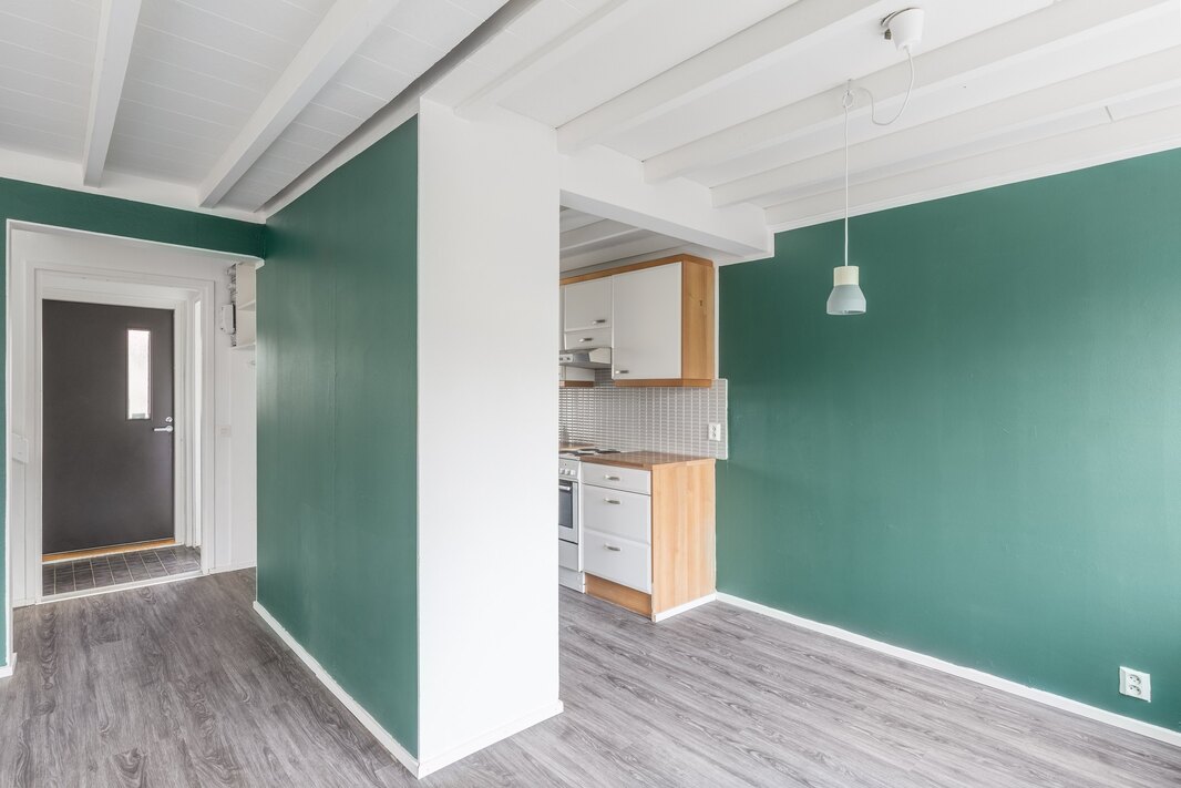 Eteisestä on käynti keittiöön,, kodinhoitotilaan ja keskikerrokeen/yläkertaan.