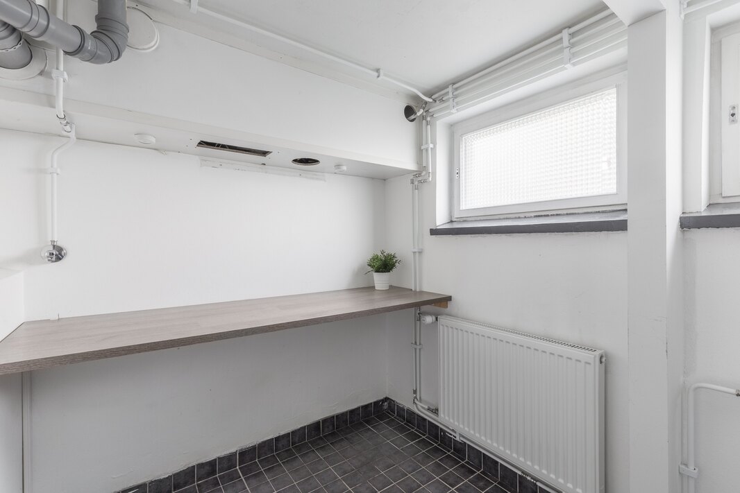 Kodinhoitotilassa on pesukoneelle ja kuivausrummulle paikka. 