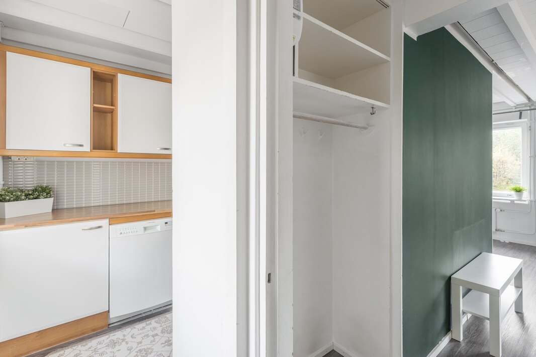 Eteistilassa on vaatesäilytykselle tllaa.