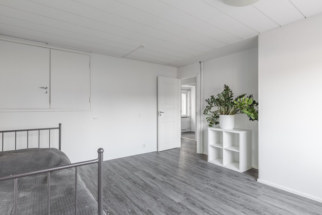 Suurimman makuuhuoneen yhteydessä on lämmin säilytystila, joka on wc-tilan yläpuolella.