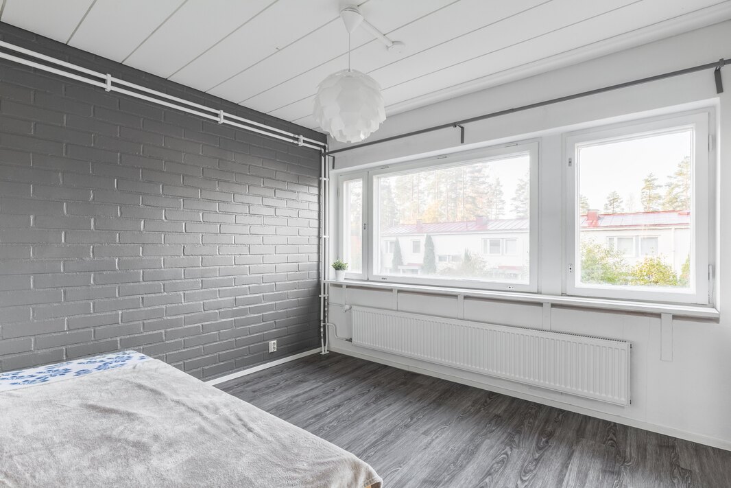 Kolmannen makuuhuoneen ikkunat on takapihan suuntaan.