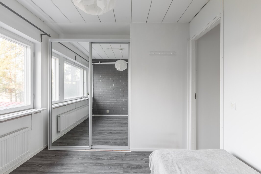 Liukuovikaapistot kuuluu kauppaan.