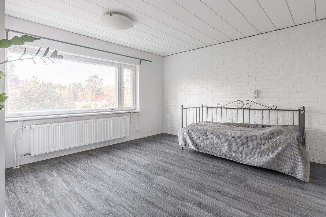 Suurimman makuuhuoneen ikkuna takapihan suuntaan.