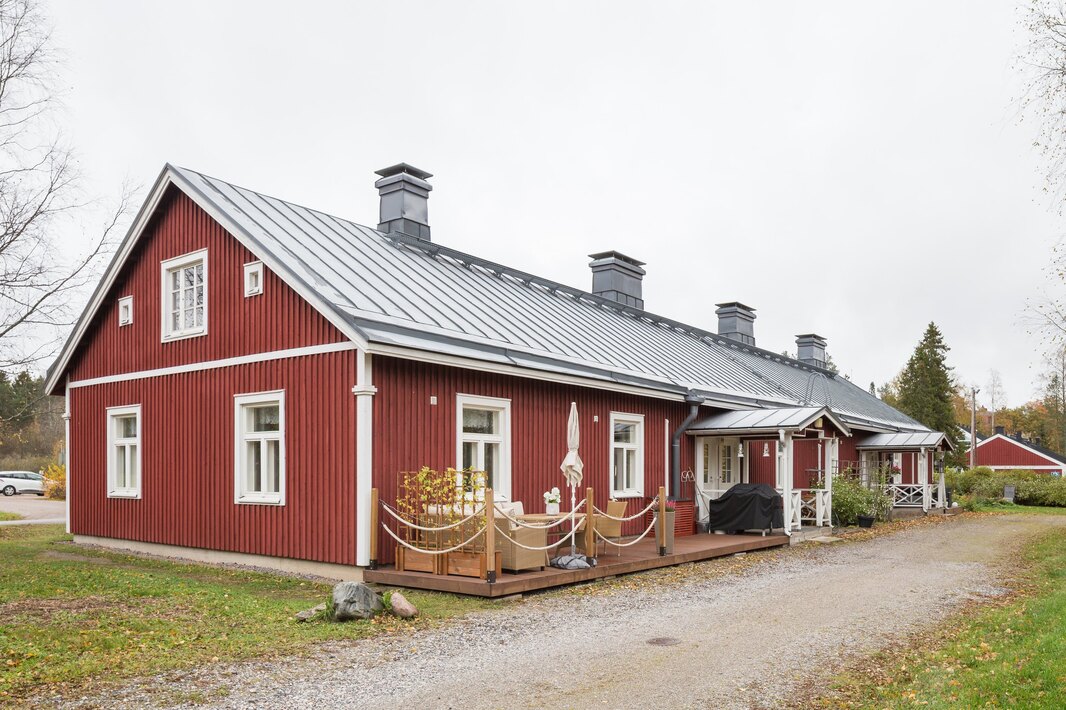 Päätyasunnon etupuolella on asunnonlevyinen terassi.