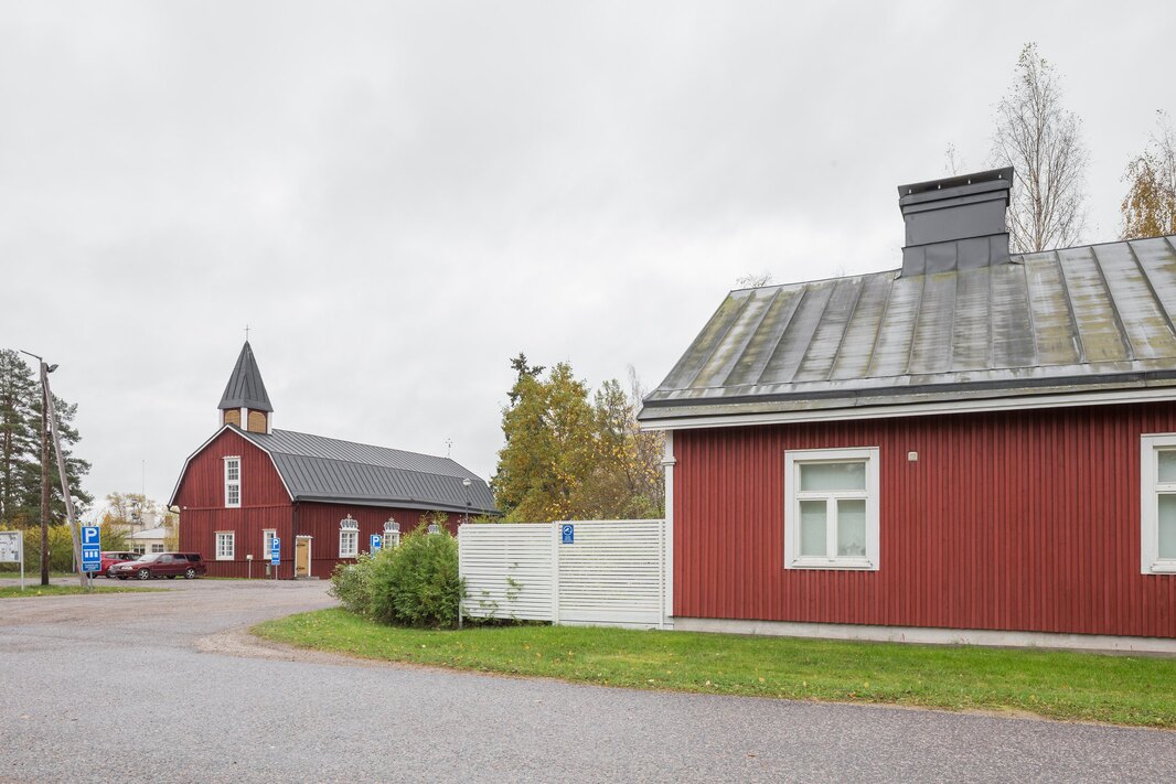 Kellokosken kirkko on aivan vieressä.