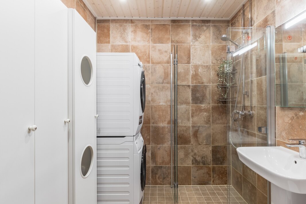 Pyykinpesukone ja kuivausrumpu (AEG, v. 2023) kuuluvat kauppaan.