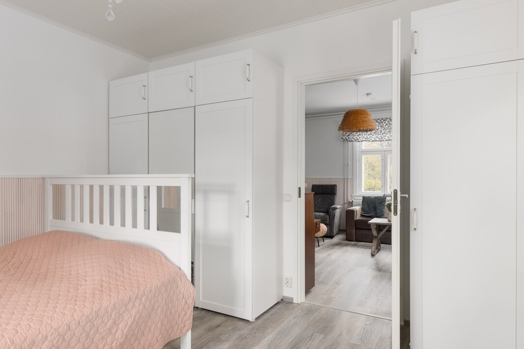 MOlemmissa makuuhuoneissa on kaapistot.