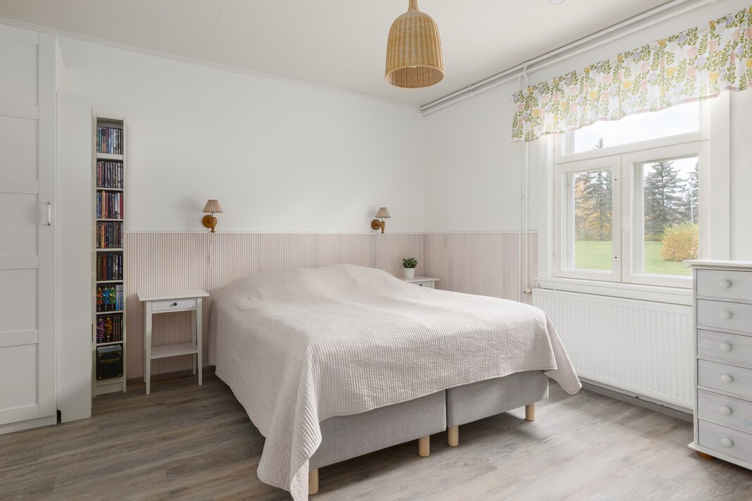 Keittiön viereinen makuuhuone.