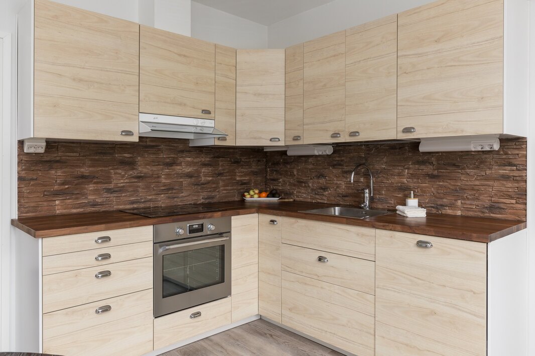 Kaikki keittiön kodinkoneet on hankittu v. 2023.