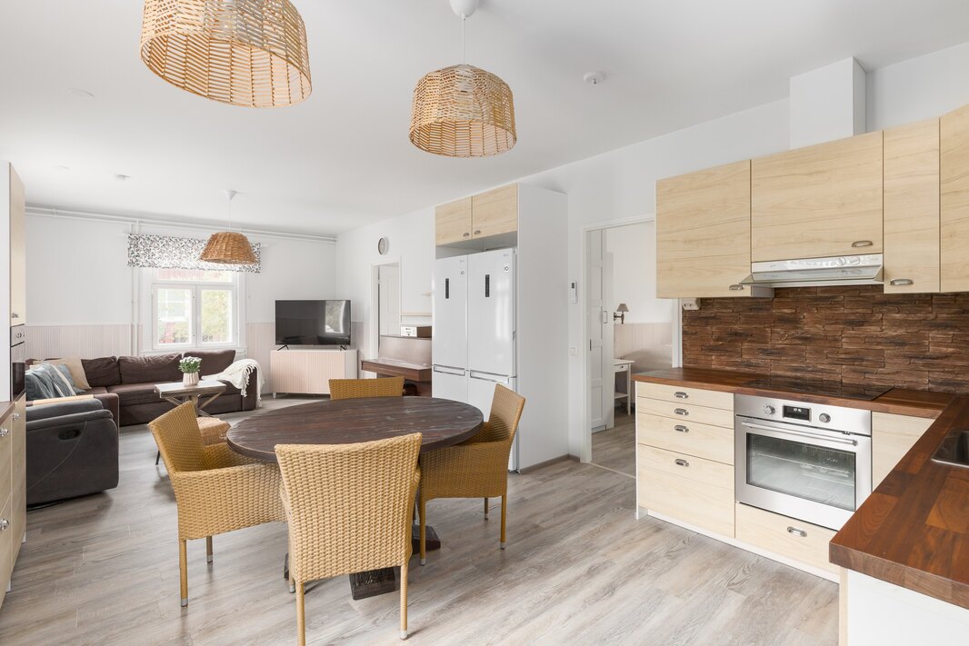 Näkymä eteisestä avokeittiön ja olohuoneen suuntaan.