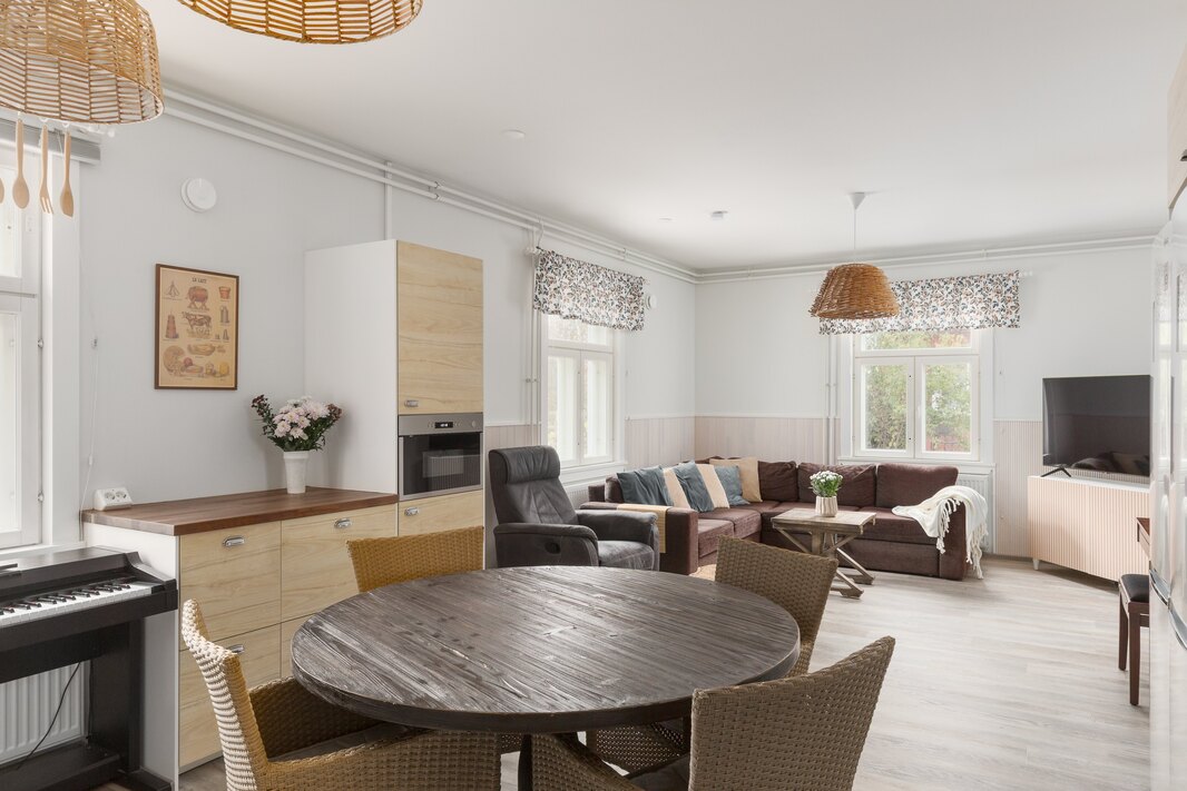 Mikroaaltouuni on integroitu kaapistoon.