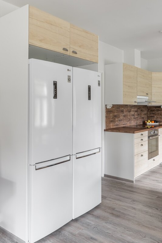 Kaksi jääkaappipakastinta, hankittu v. 2023.