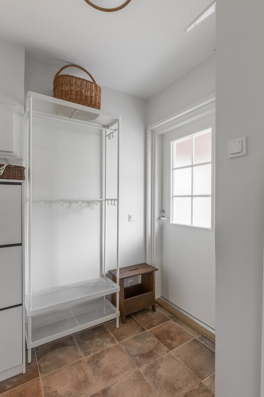 Eteisessä on käytännöllinen laattalattia ja säädettävä lattialämmitys.