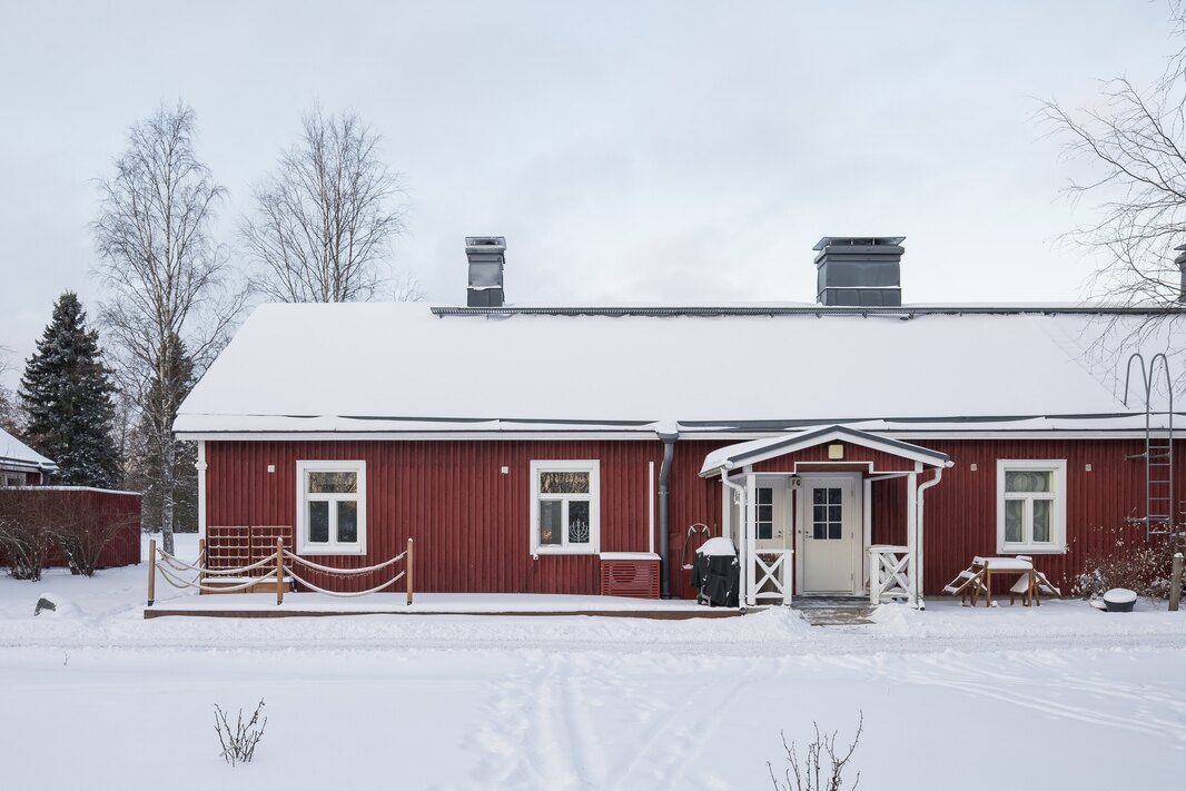 Päätyasunnon etupuolella on asunnonlevyinen terassi.