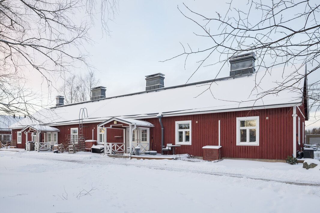 Taloyhtiöön kuuluu 9 asuntoa.