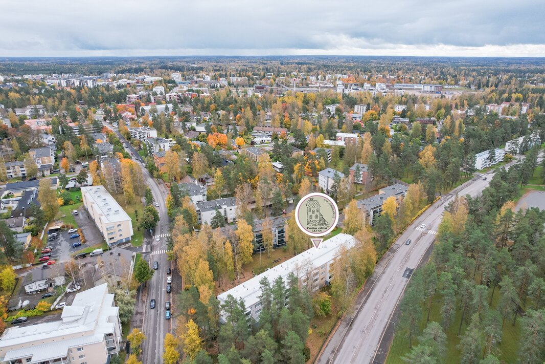 Junalle on matkaa n. 1,1 km, useampi bussipysäkki 200 metrin säteellä.