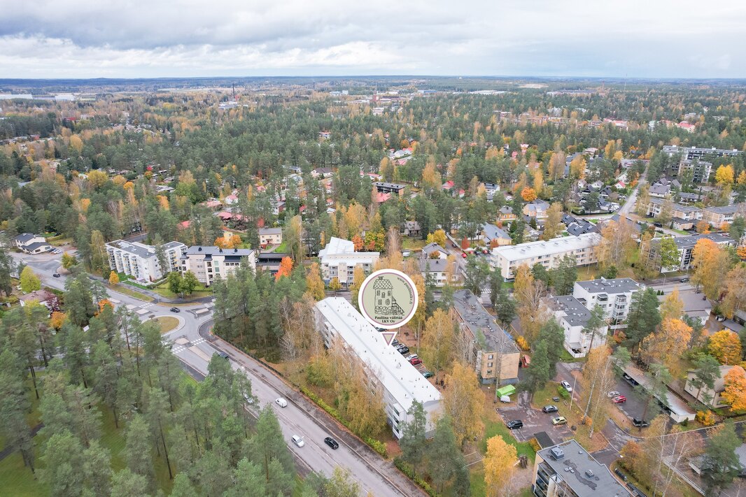 Kauppakeskus Willa n. 1,7 km, lähin ruokakauppa n. 600 m.