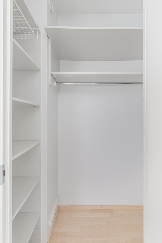 Vaatehuoneessa on laminaattilattia ja maalatut seinät.