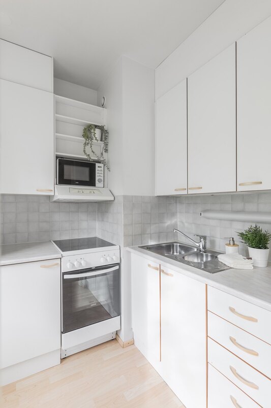 Keraaminen liesi ja mikroaaltouuni on uusittu noin vuonna 2018.