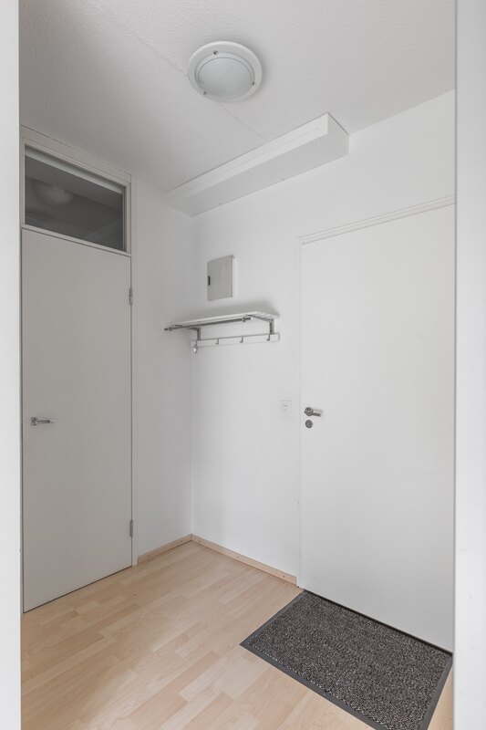 Eteisessä on tilaa naulakolle, vasemmalla vaatehuone.