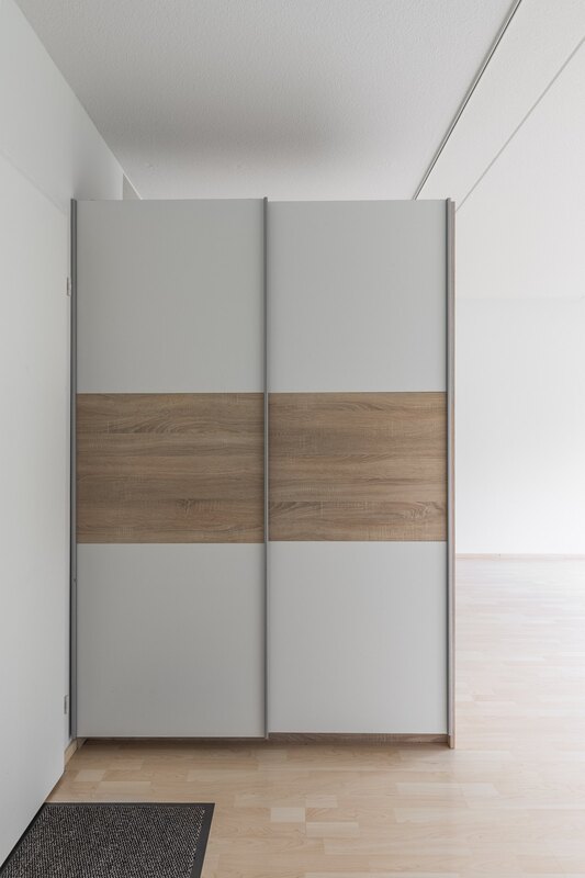 Eteisessä on liukuovikaapistot.