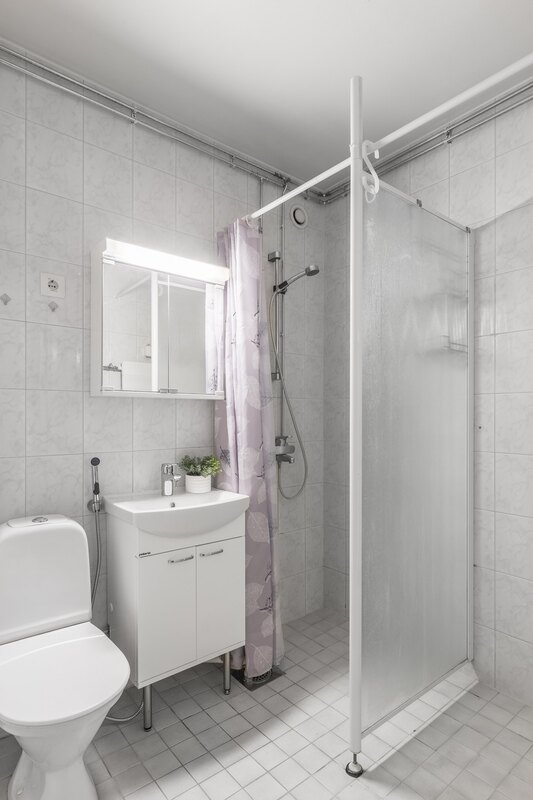 Klyphuoneen allas, allaskaappi ja hana on uusittu 2025. Pesukoneen paikka suihkuseinästä oikealle.