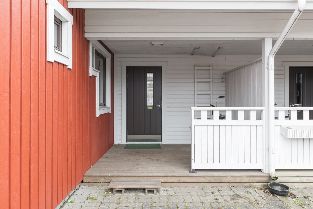 Sisääntulon kuisti on katettu.