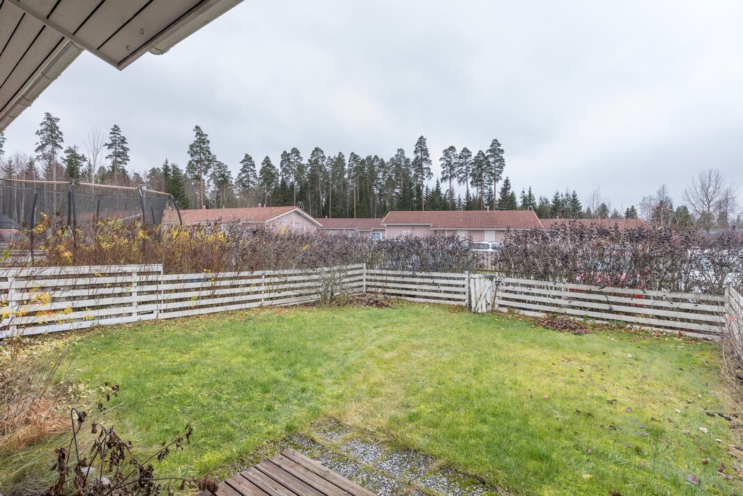 Takapiha on aidattu, portti autopaikoille.