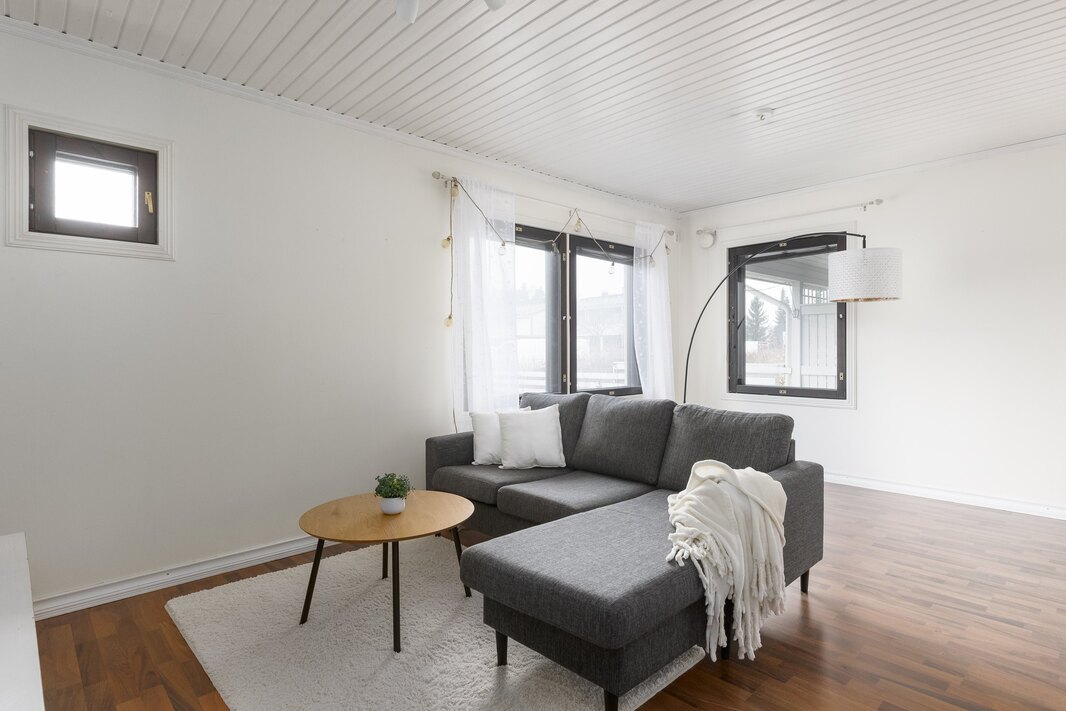 Olohuoneessa on hyvin tilaa esim. työpisteelle tai isommalle ruokapöydälle. 