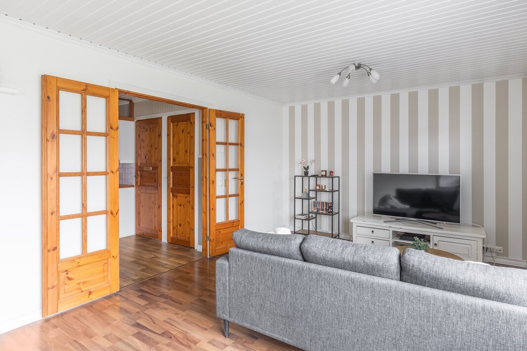 Olohuoneen ja eteisen välissä on pariovet.