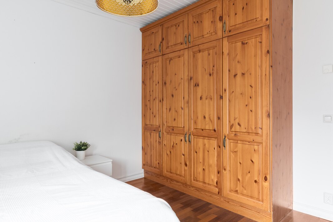 Suuremmassa makuuhuoneessa on kaapistot.