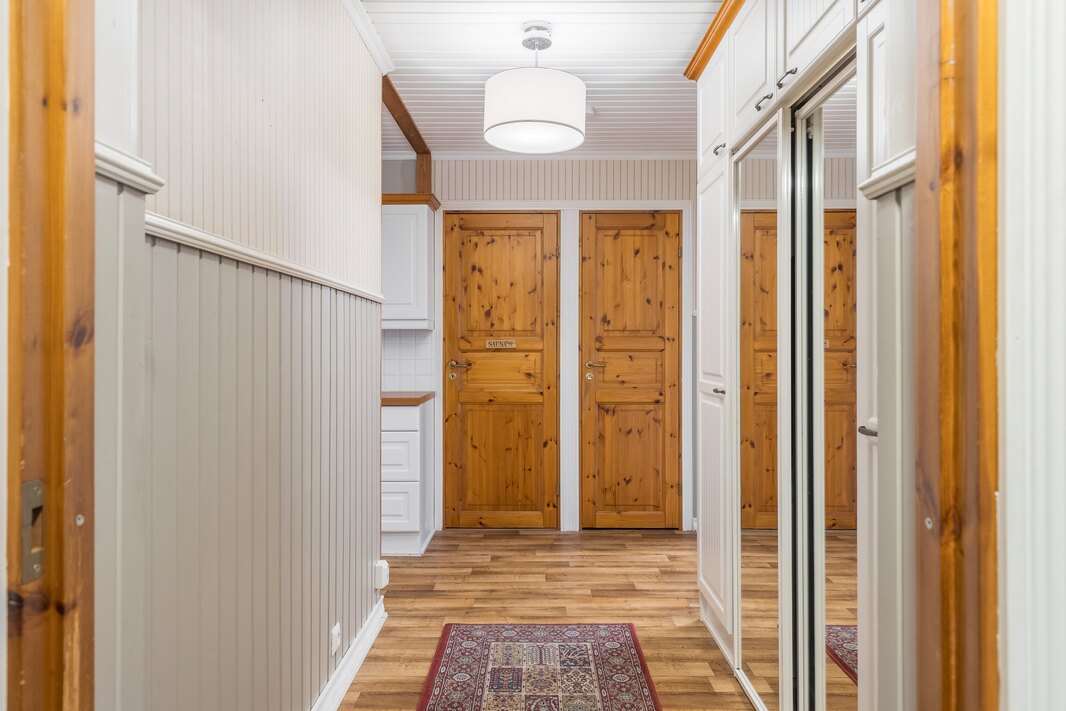 Edessä oikealla ovi erilliseen wc:n ja vasemmalla kylpyhuoneeseen/saunaan.