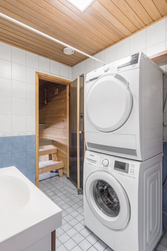 Kylpyhuoneessa on paikka pesutornille.