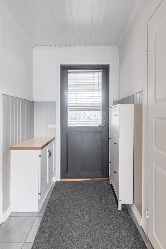 Tuulikaapista on ovi takaterassille/takapihalle.