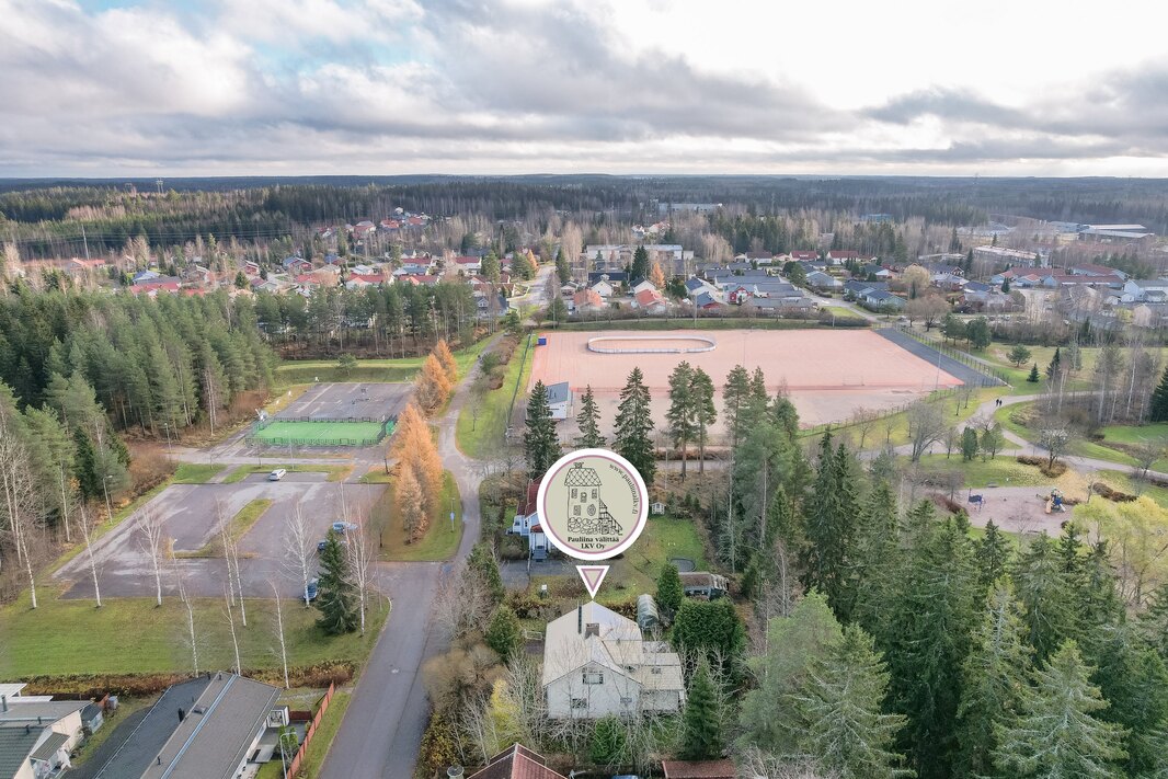 Takamartintie 9 on lähellä päiväkotia, koulua ja urheilukenttää.