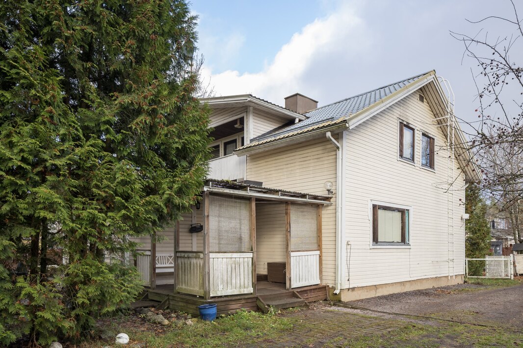 Talo on valmistunut v. 1953, peruskorjaus ja laajennus on tehty v. 1985.