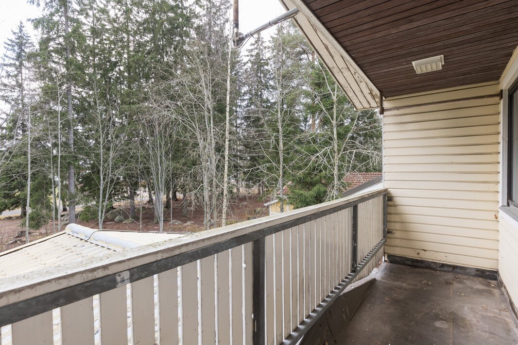 Parvekkeen ilmansuunta on lounas.