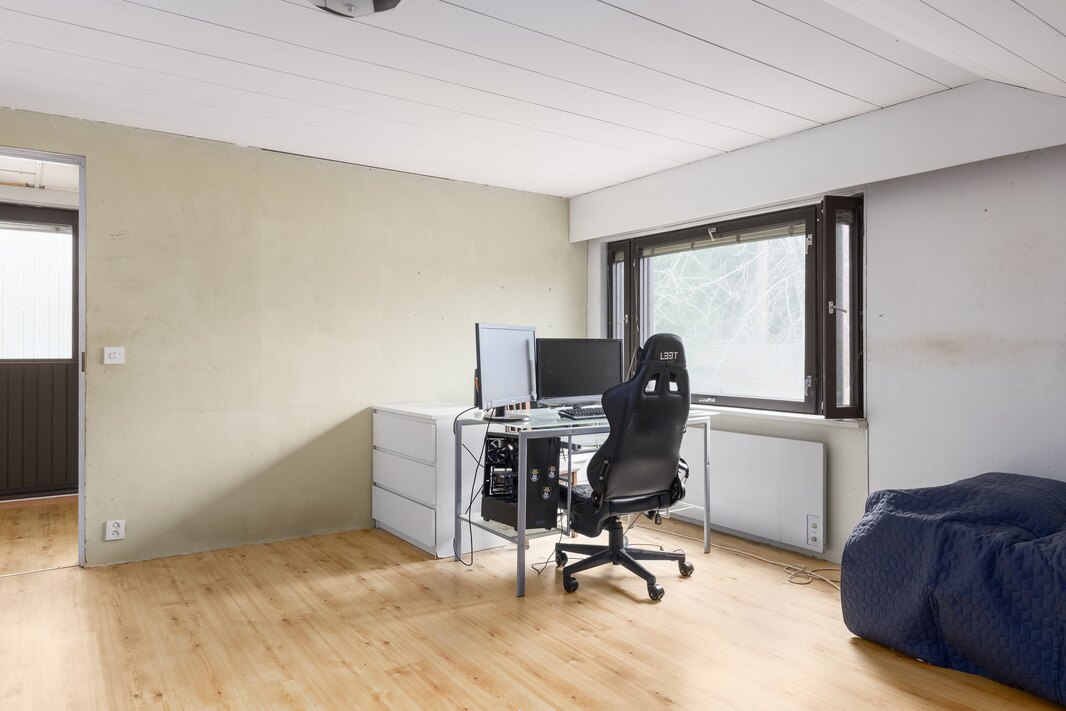 Ensimmäinen yläkerran makuuhuone portailta katsottuna.