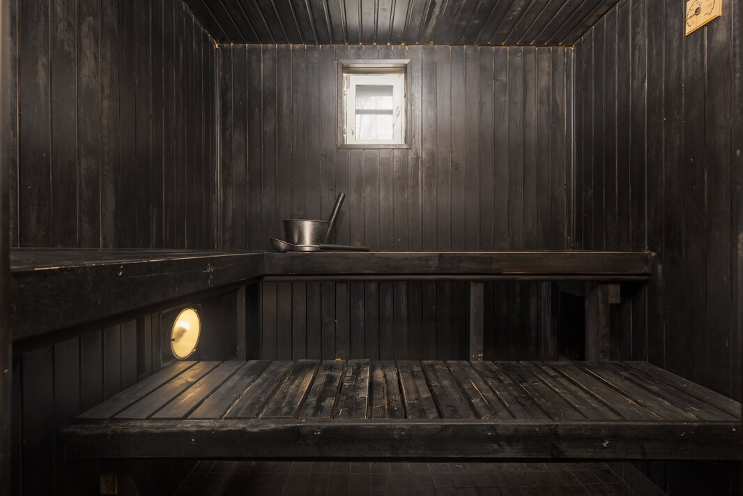 Saunassa on tuuletusikkuna.