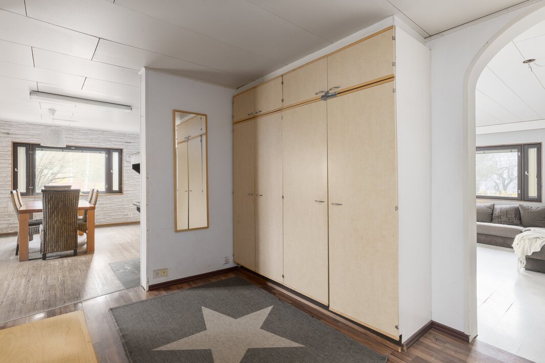 Eteisessä on kaapistot